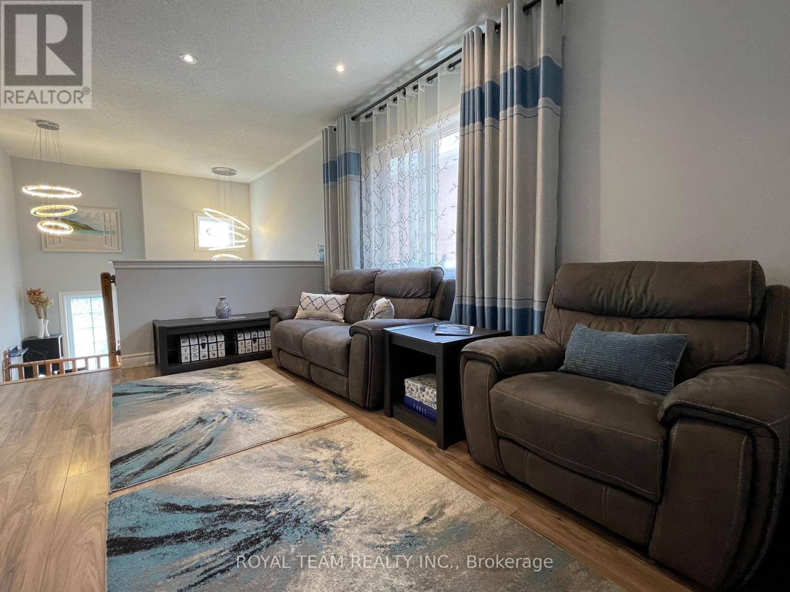 Photo 5 of 66 Canyon Gate Crescent, Vaughan ON