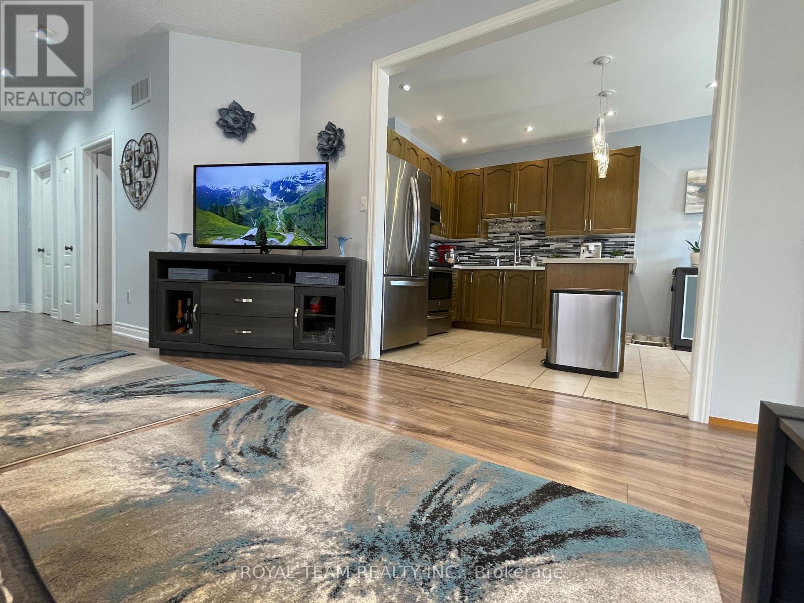 Photo 7 of 66 Canyon Gate Crescent, Vaughan ON