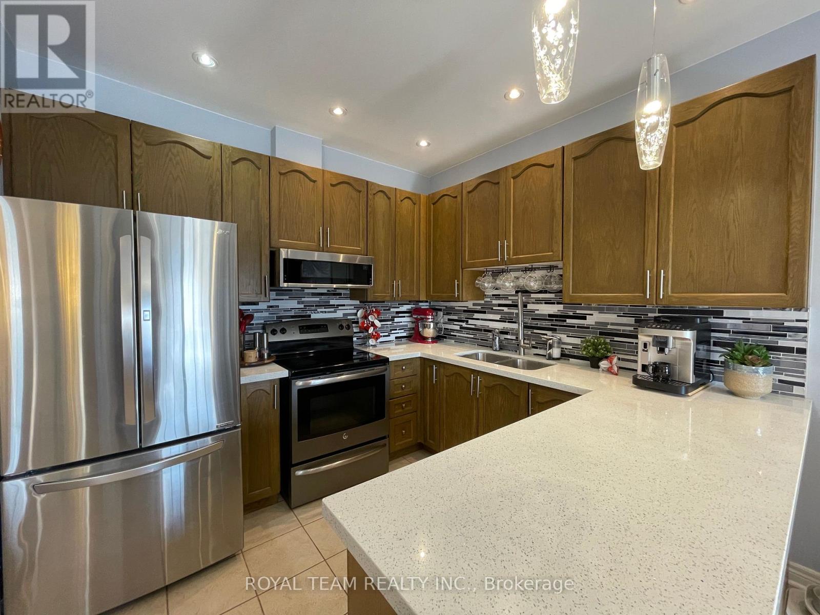 Photo 8 of 66 Canyon Gate Crescent, Vaughan ON