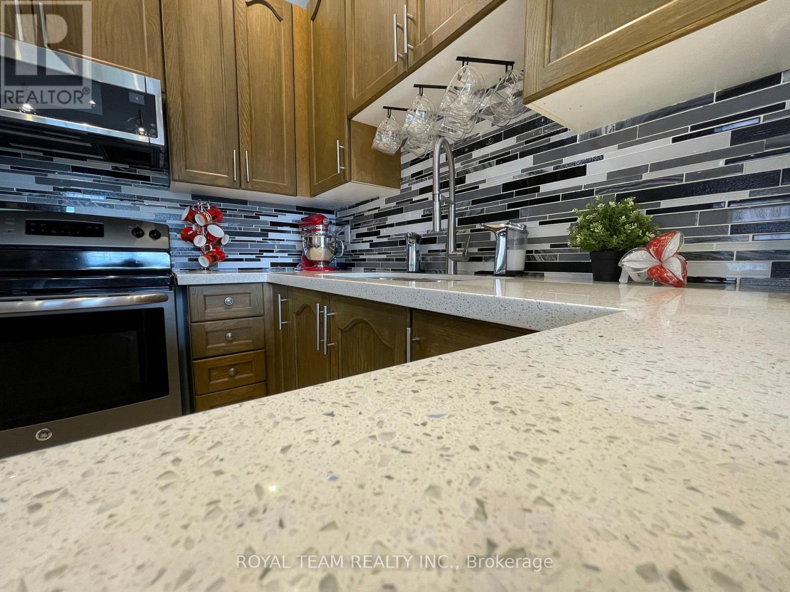 Photo 9 of 66 Canyon Gate Crescent, Vaughan ON