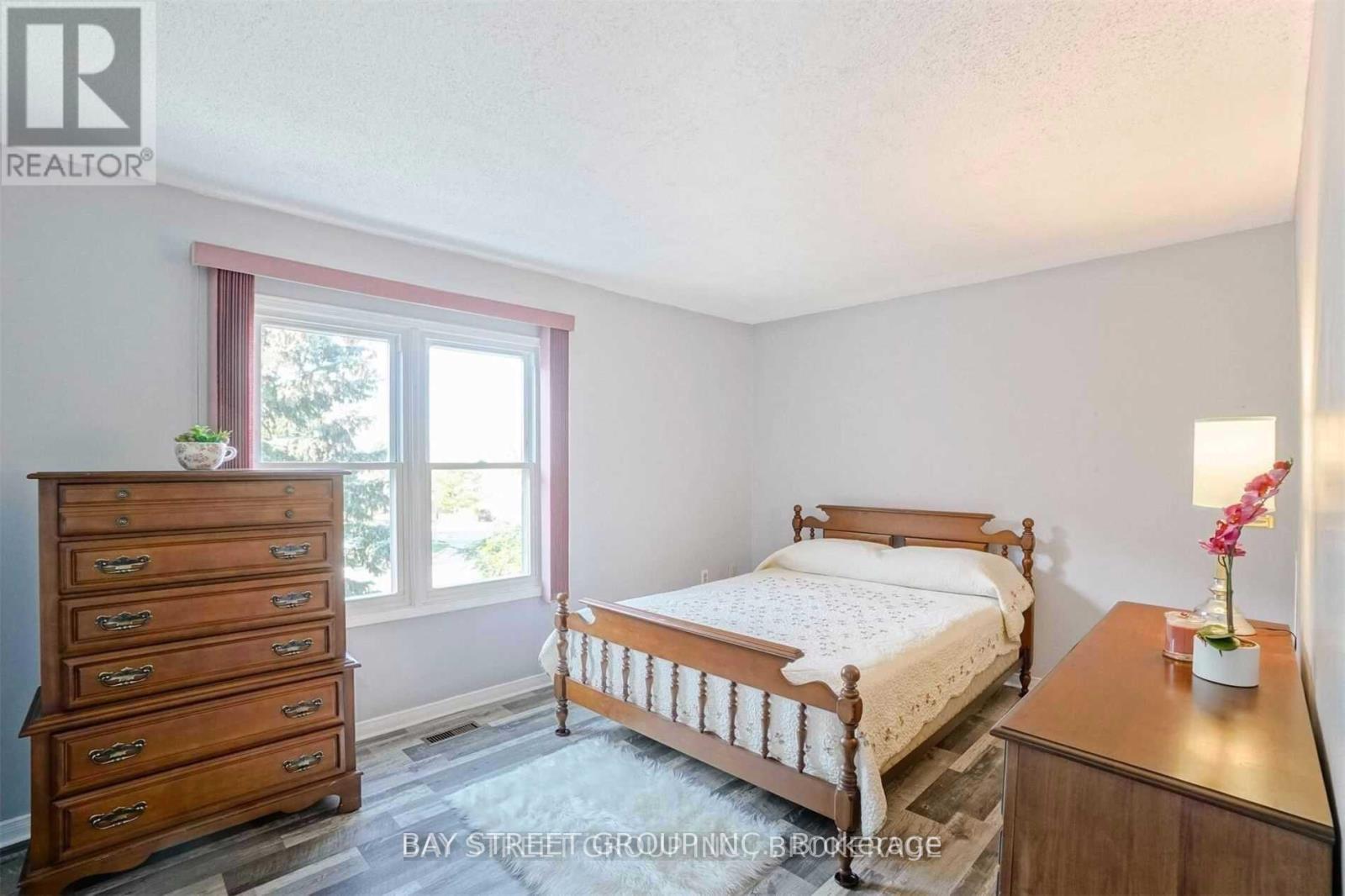 Photo 12 of 43 119 Dambrosio Drive, Barrie ON