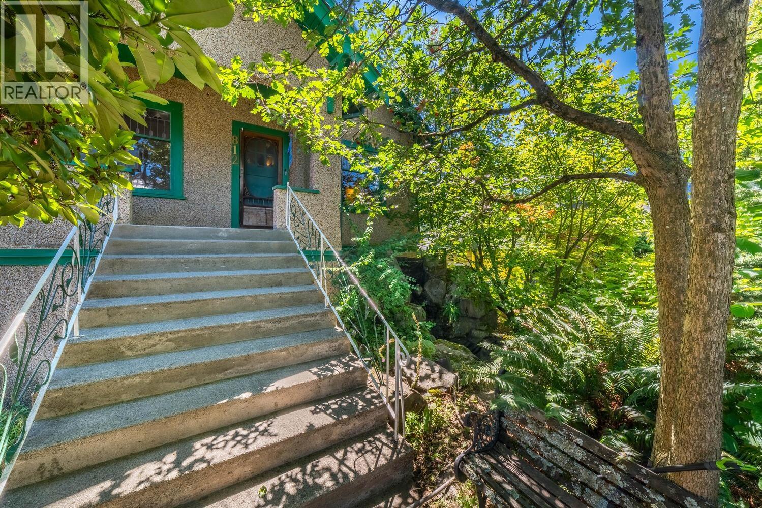 812 DUBLIN STREET, New Westminster