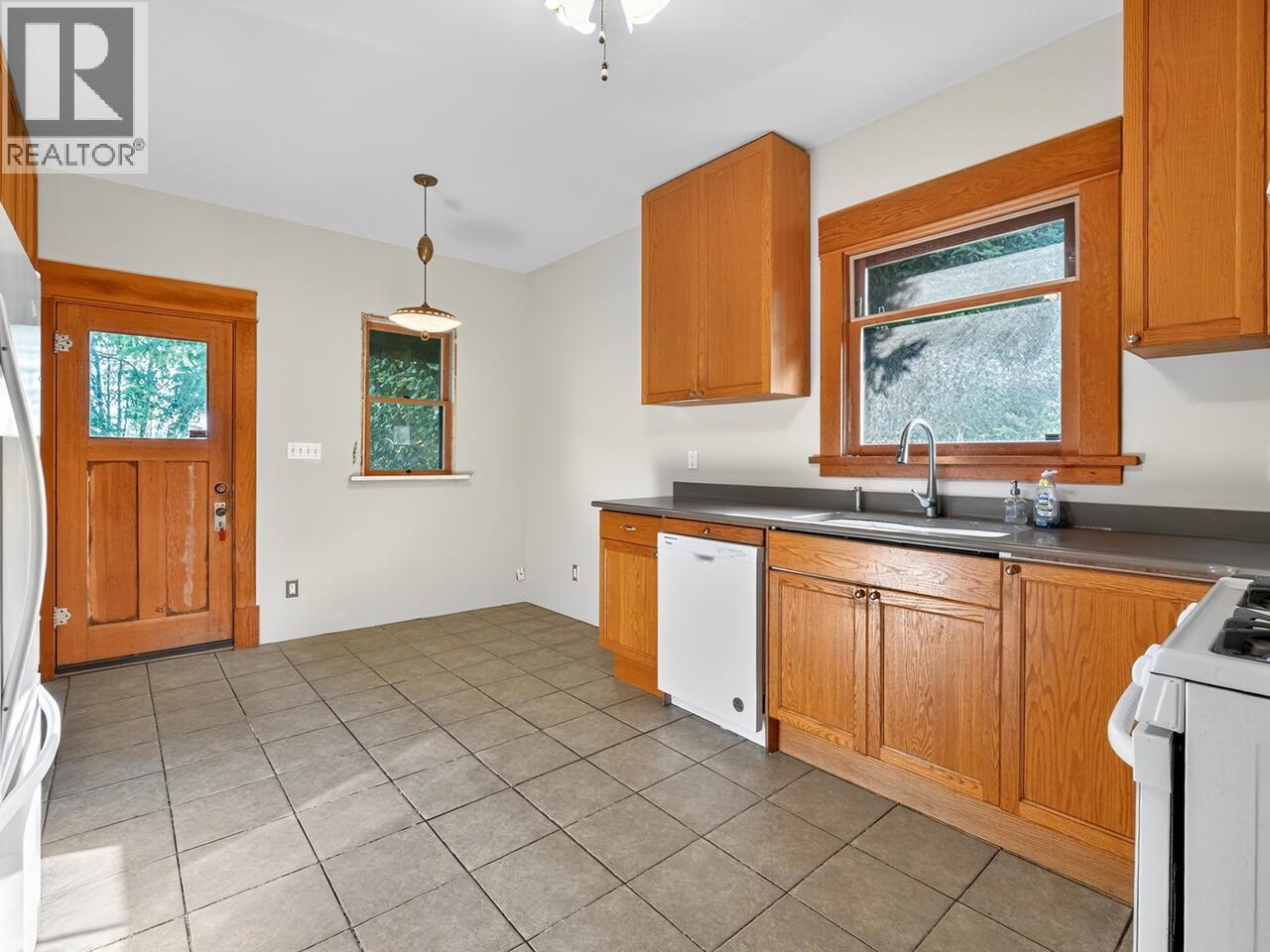 812 DUBLIN STREET, New Westminster