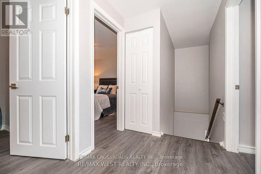 Photo 12 of 128 Avondale Boulevard, Brampton ON