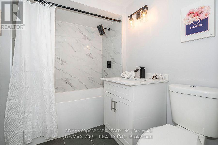 Photo 18 of 128 Avondale Boulevard, Brampton ON