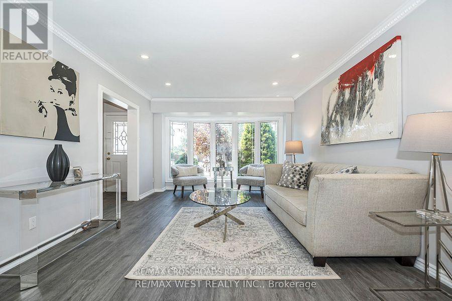 Photo 2 of 128 Avondale Boulevard, Brampton ON
