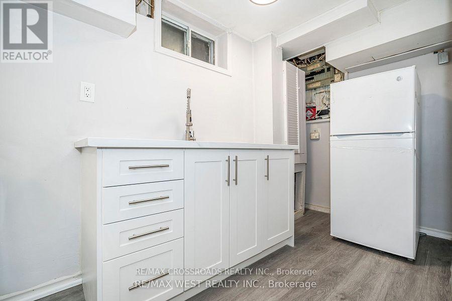 Photo 22 of 128 Avondale Boulevard, Brampton ON