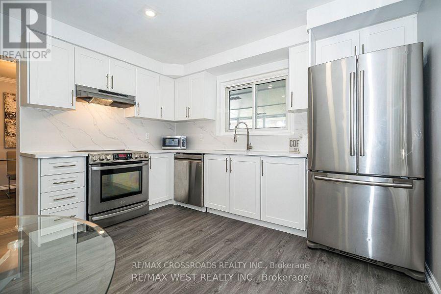 Photo 9 of 128 Avondale Boulevard, Brampton ON