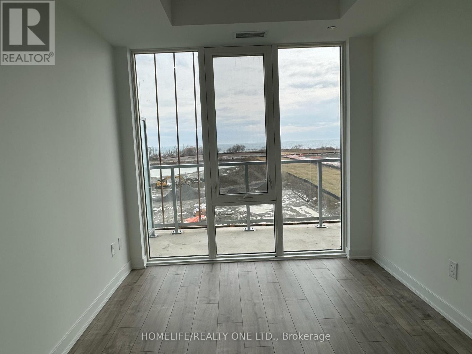 Photo 5 of 421 220 Missinnihe Way, Mississauga ON