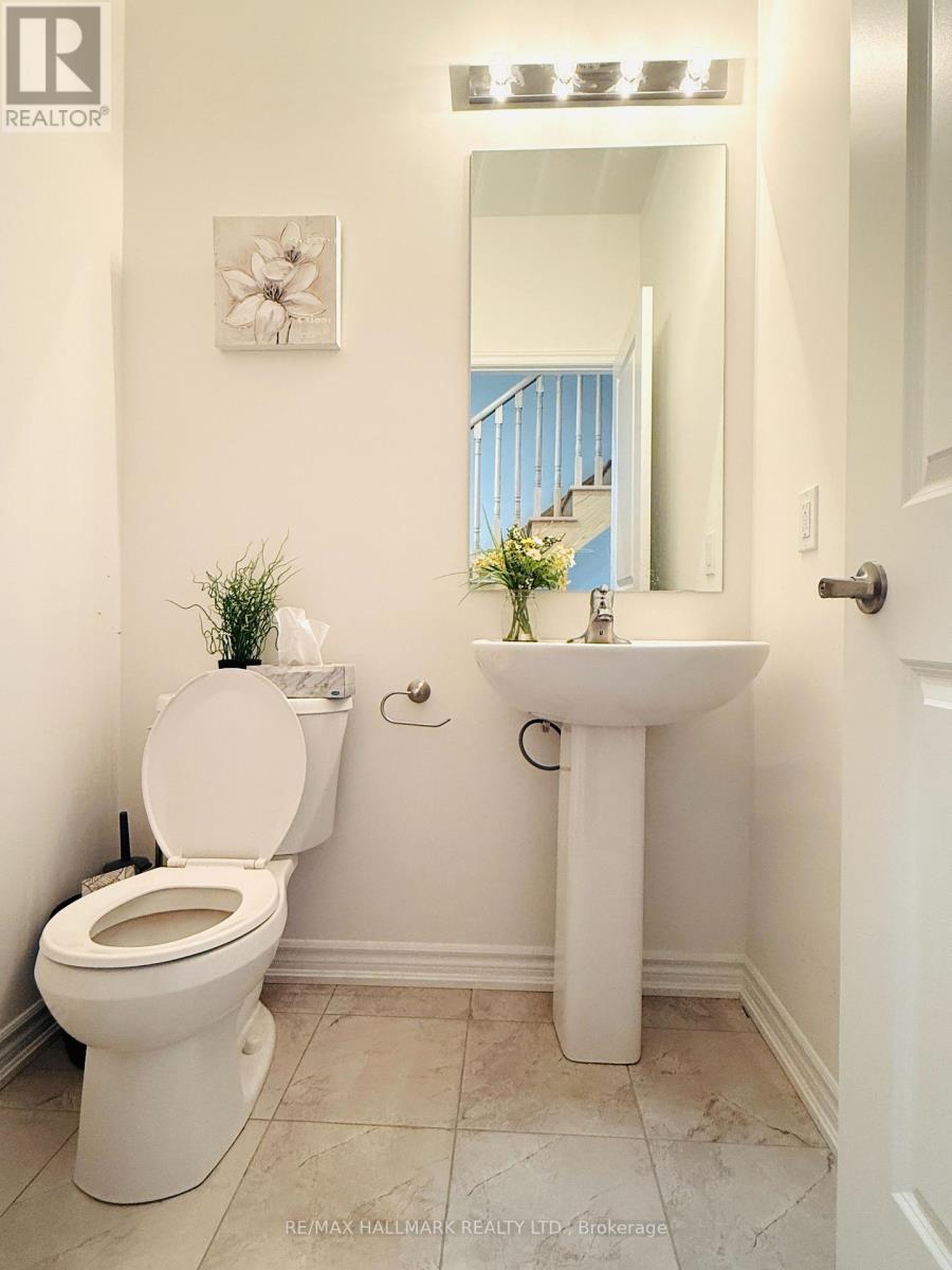 Photo 10 of 63 Puisaya Drive S, Richmond Hill ON