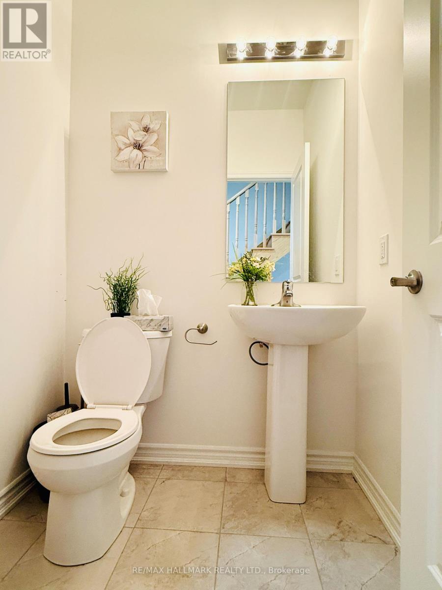 Photo 11 of 63 Puisaya Drive S, Richmond Hill ON