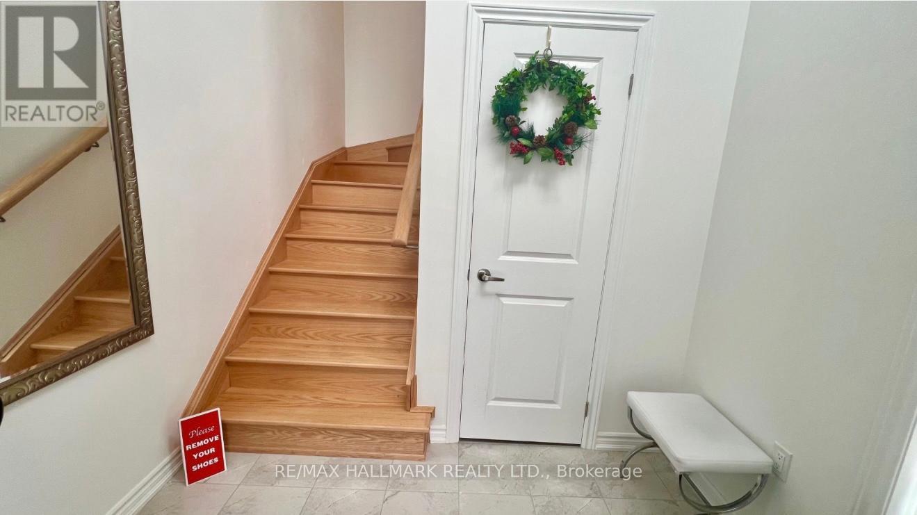 Photo 14 of 63 Puisaya Drive S, Richmond Hill ON