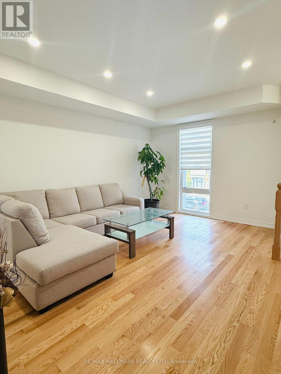 Photo 13 of 63 Puisaya Drive S, Richmond Hill ON