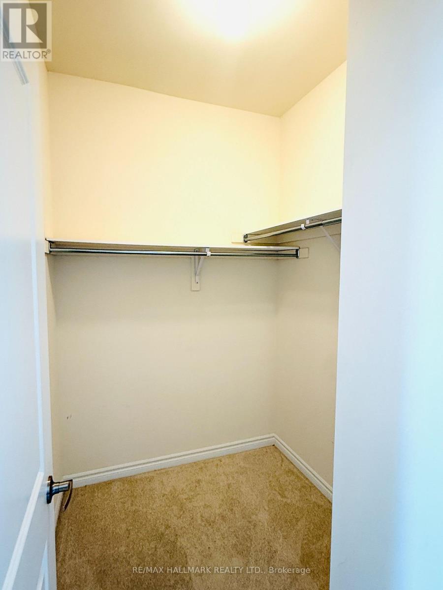 Photo 15 of 63 Puisaya Drive S, Richmond Hill ON