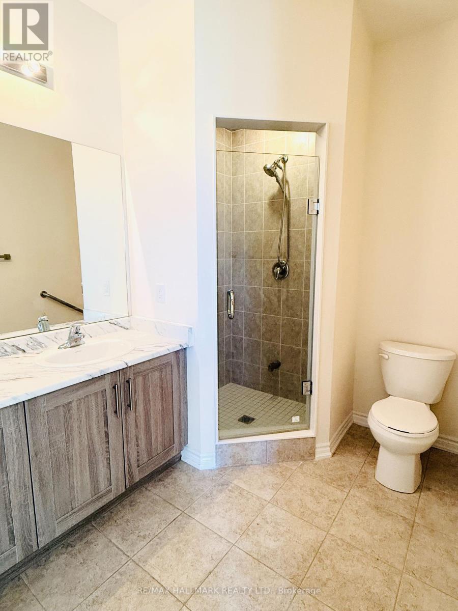Photo 17 of 63 Puisaya Drive S, Richmond Hill ON