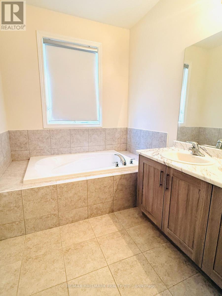 Photo 18 of 63 Puisaya Drive S, Richmond Hill ON