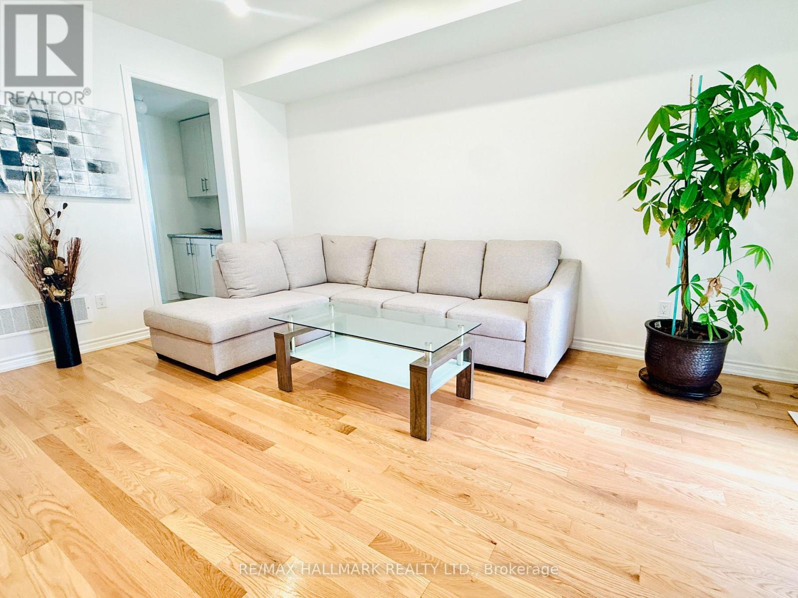 Photo 2 of 63 Puisaya Drive S, Richmond Hill ON