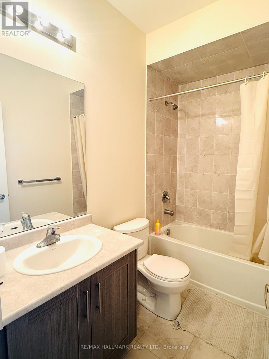 Photo 20 of 63 Puisaya Drive S, Richmond Hill ON