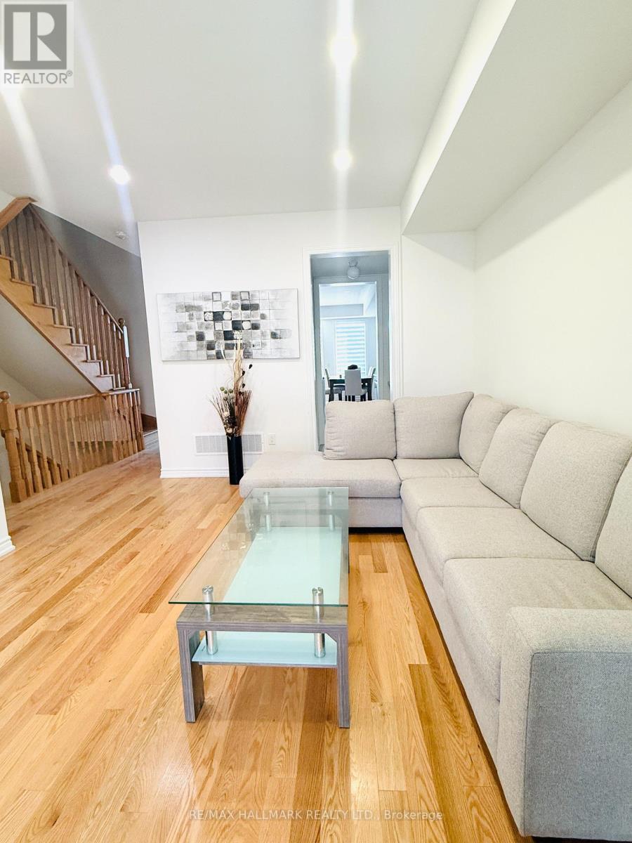 Photo 3 of 63 Puisaya Drive S, Richmond Hill ON