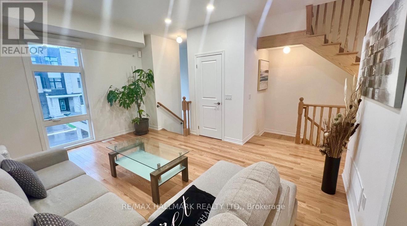 Photo 4 of 63 Puisaya Drive S, Richmond Hill ON