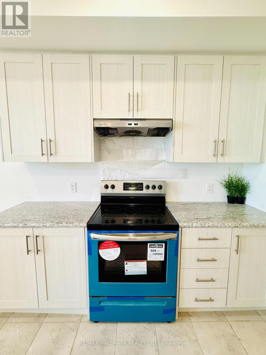Photo 5 of 63 Puisaya Drive S, Richmond Hill ON