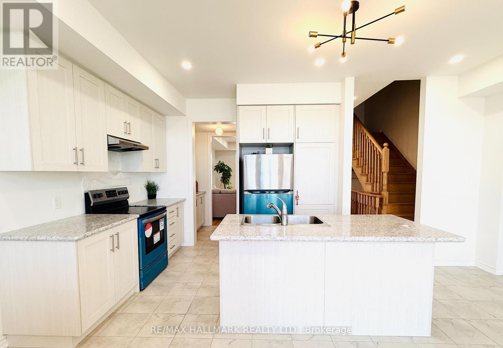 Photo 6 of 63 Puisaya Drive S, Richmond Hill ON