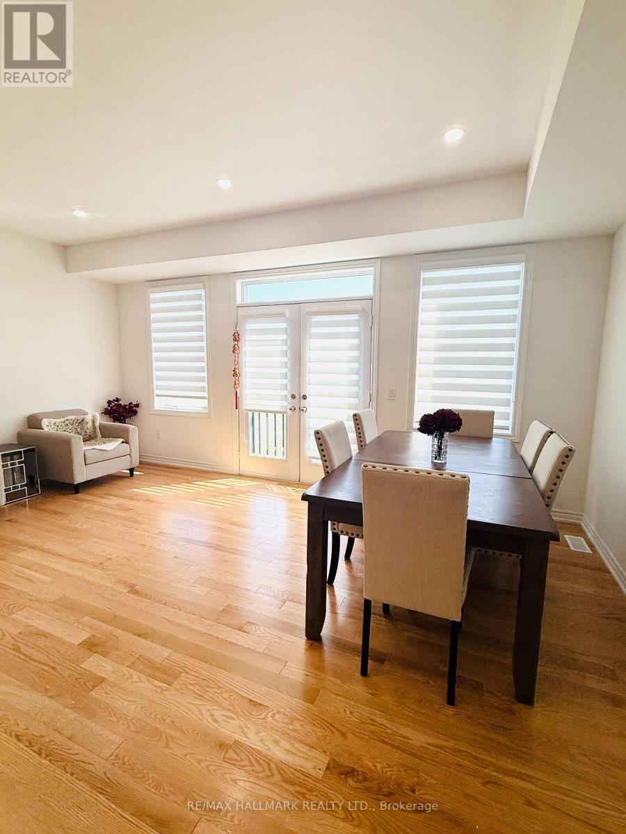 Photo 8 of 63 Puisaya Drive S, Richmond Hill ON