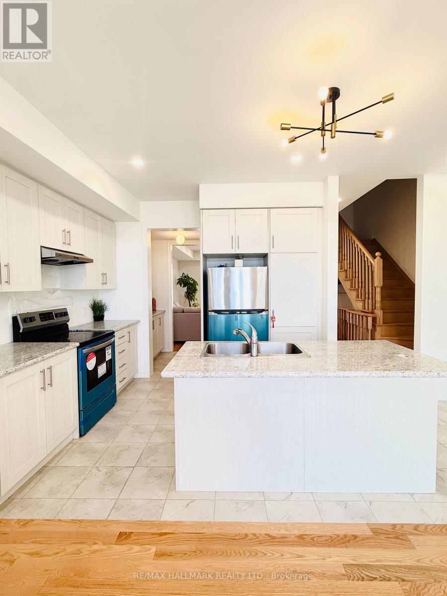 Photo 7 of 63 Puisaya Drive S, Richmond Hill ON