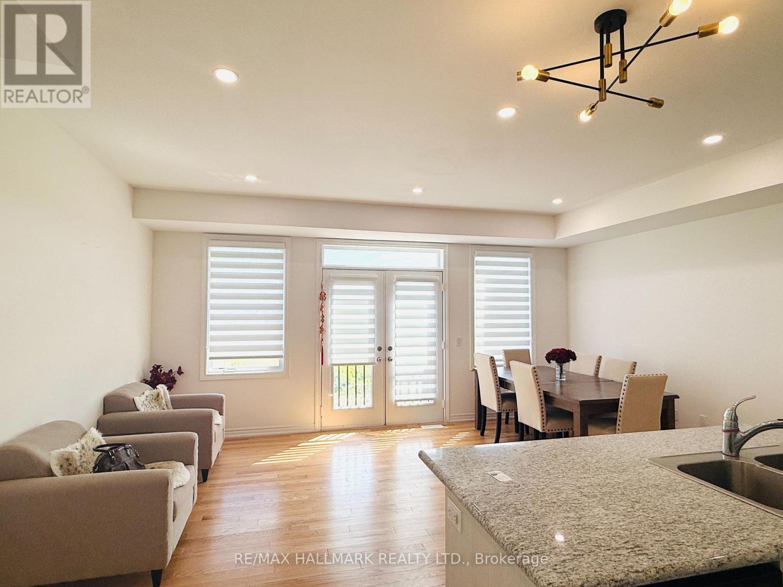 Photo 9 of 63 Puisaya Drive S, Richmond Hill ON