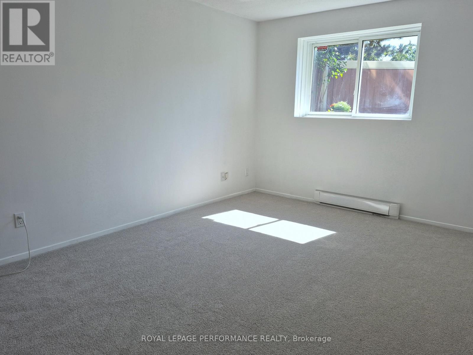 Photo 15 of 44 A 802 St Andre Drive, Ottawa ON