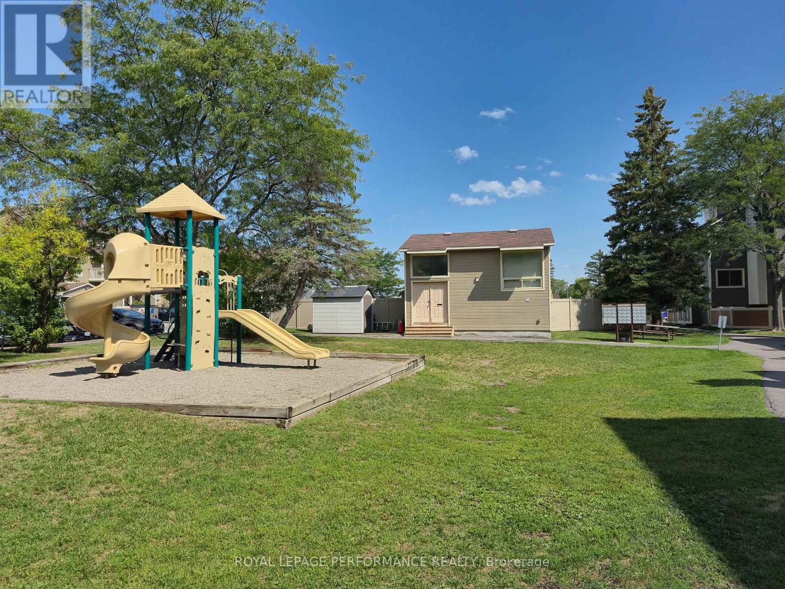 Photo 26 of 44 A 802 St Andre Drive, Ottawa ON