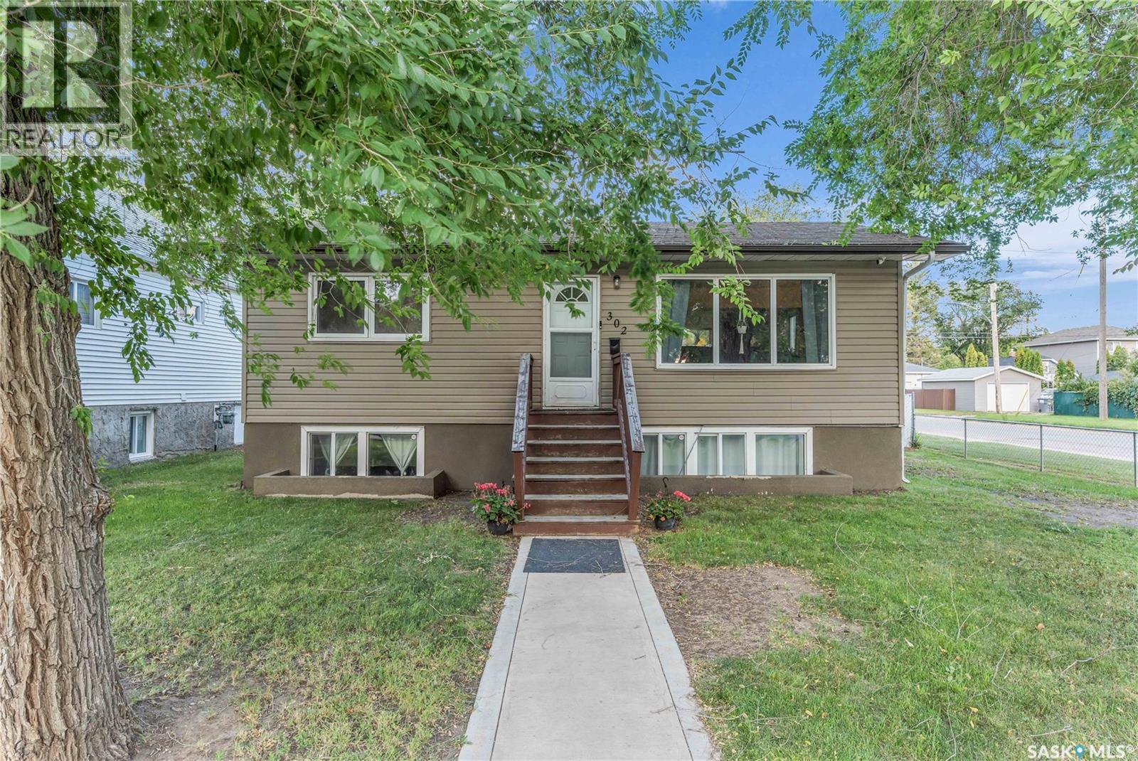 Photo 1 of 302 M Avenue N, Saskatoon SK