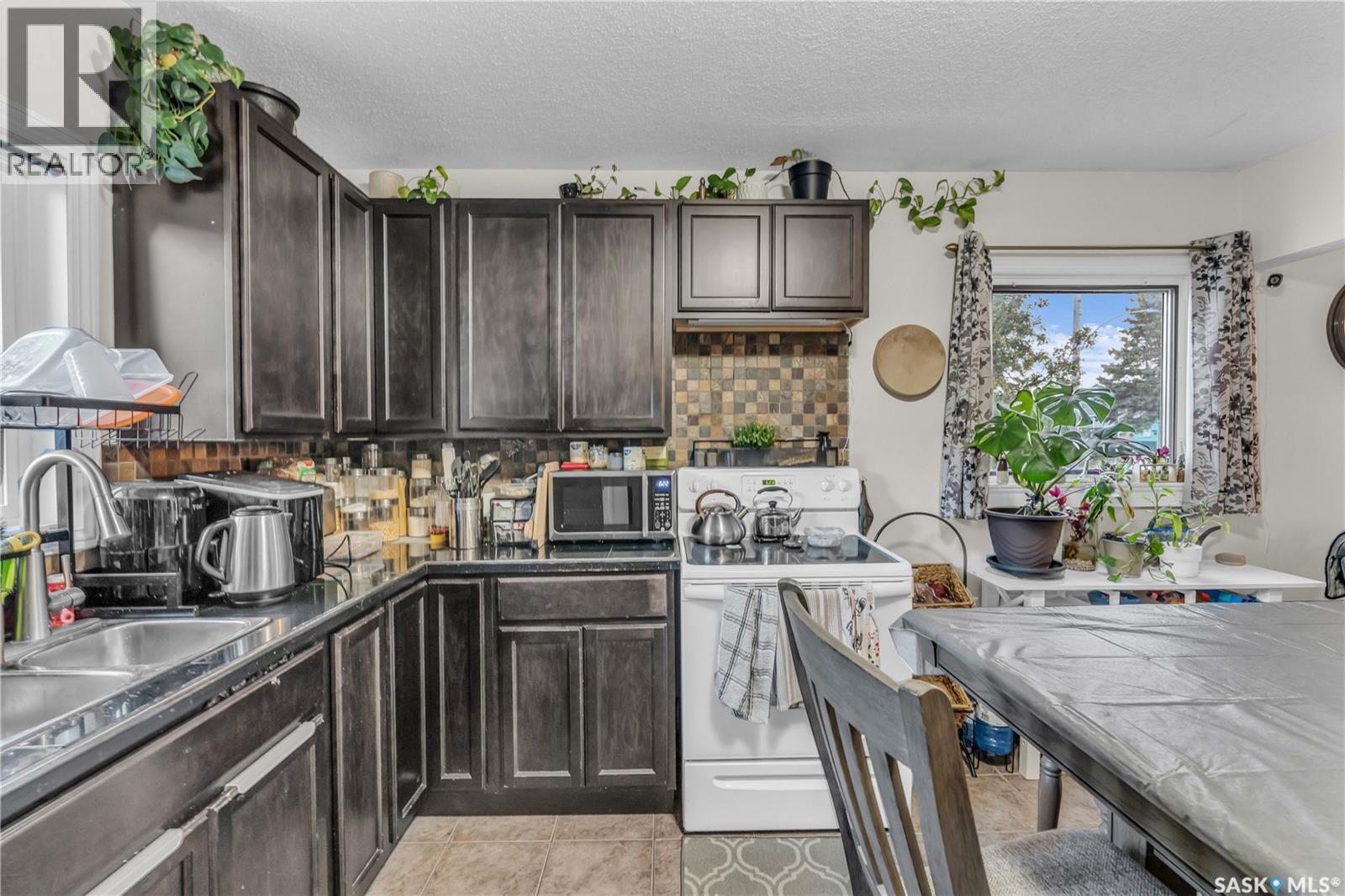 Photo 11 of 302 M Avenue N, Saskatoon SK