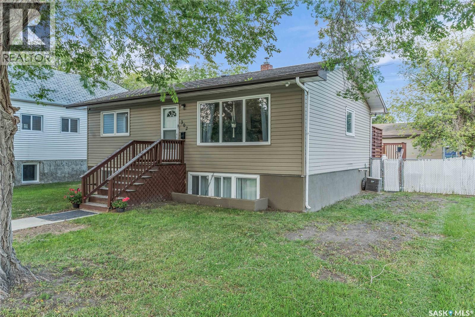 Photo 2 of 302 M Avenue N, Saskatoon SK