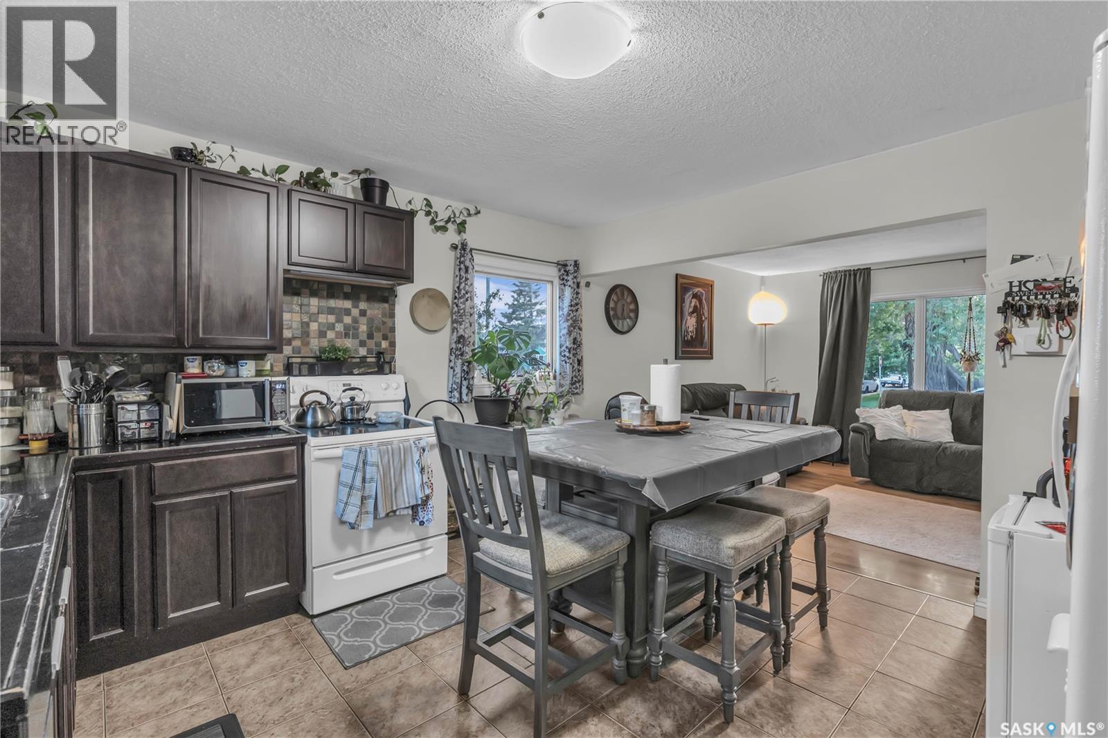 Photo 9 of 302 M Avenue N, Saskatoon SK