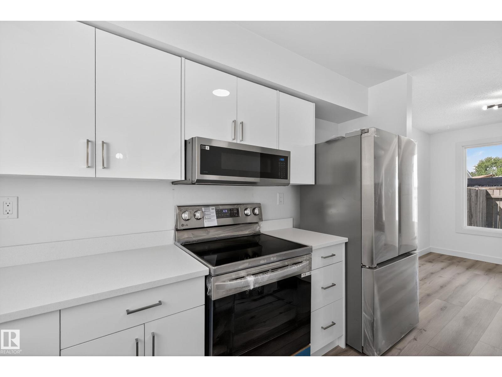 Photo 6 of 17136 100 St Nw, Edmonton AB
