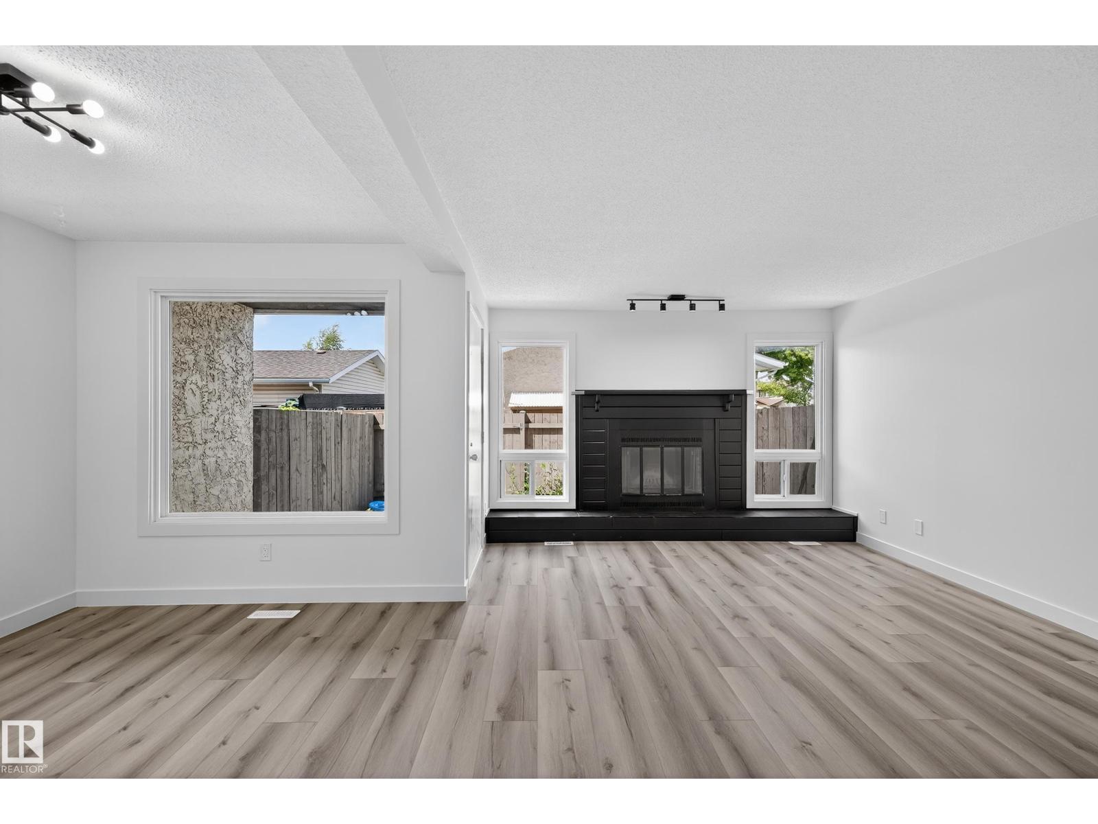 Photo 16 of 17136 100 St Nw, Edmonton AB