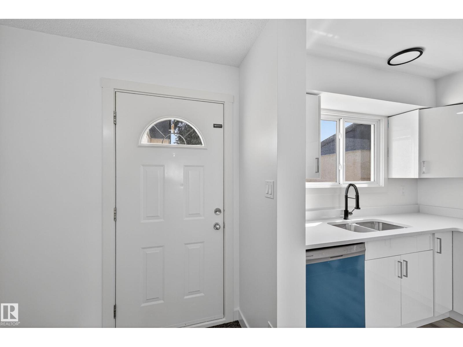 Photo 18 of 17136 100 St Nw, Edmonton AB