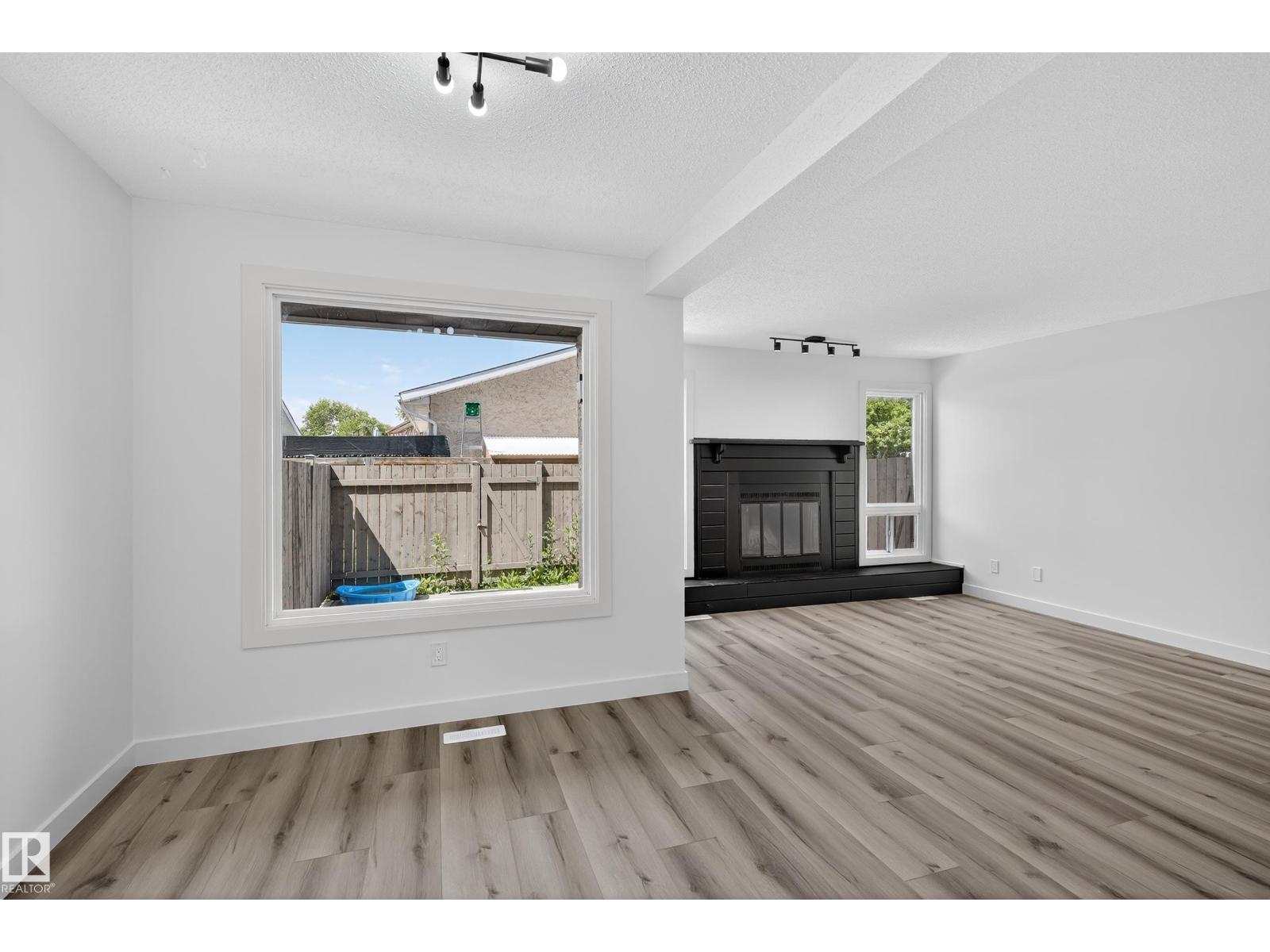 Photo 9 of 17136 100 St Nw, Edmonton AB