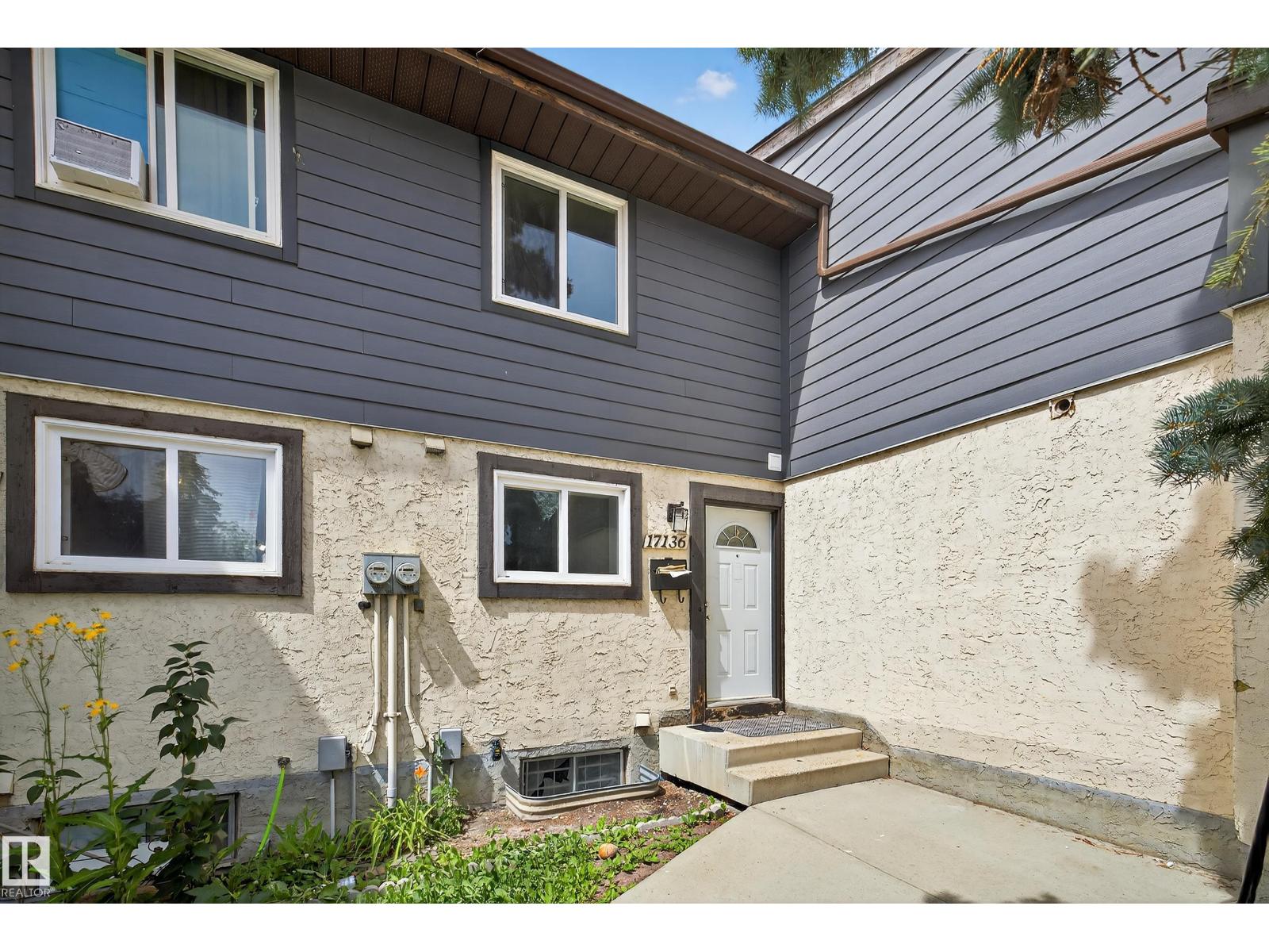 Photo 3 of 17136 100 St Nw, Edmonton AB