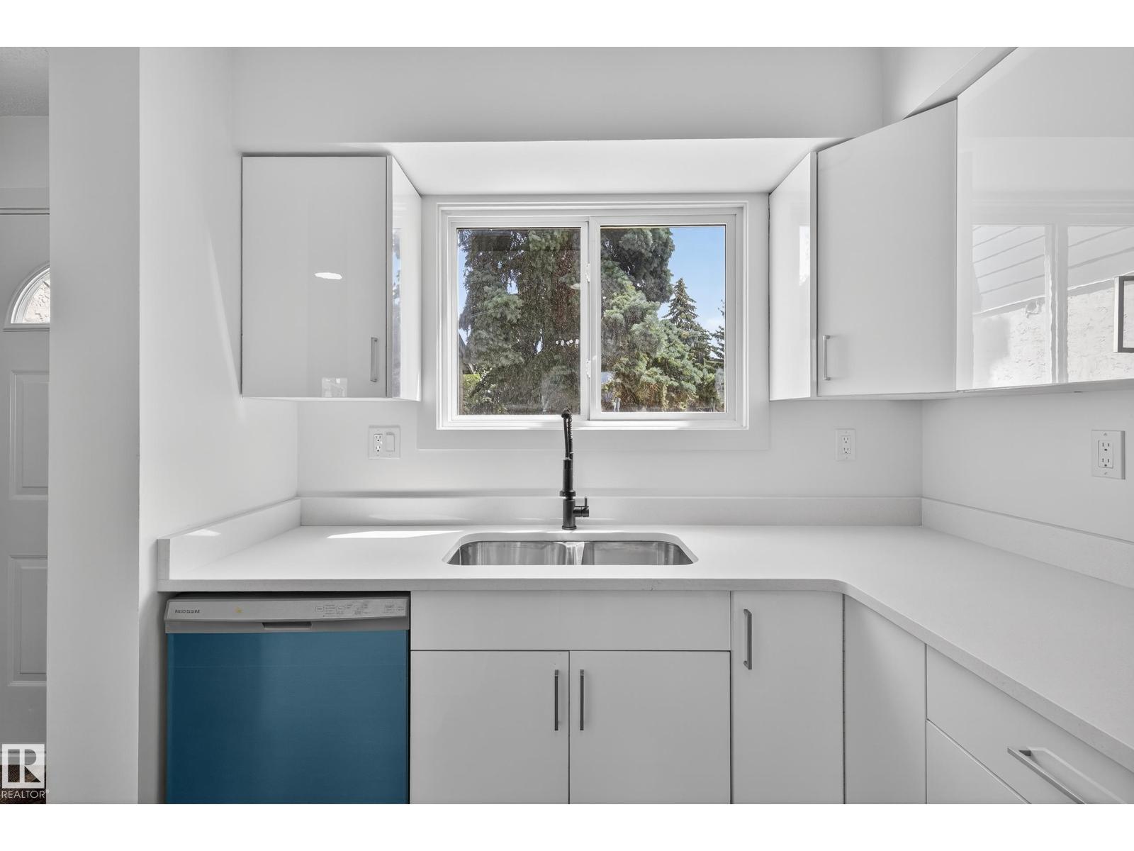 Photo 7 of 17136 100 St Nw, Edmonton AB