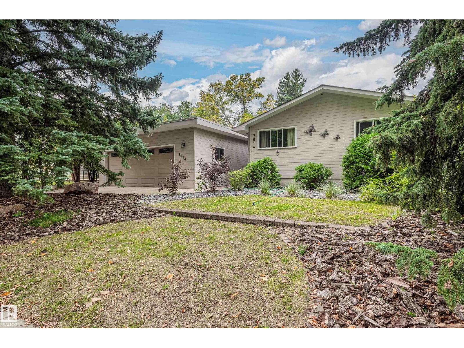 Photo 2 of 7614 149 St Nw, Edmonton AB