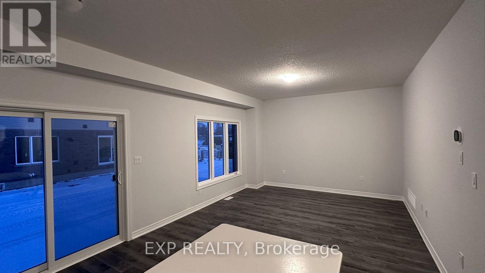 Photo 5 of 37 205 Thames Way, Hamilton ON