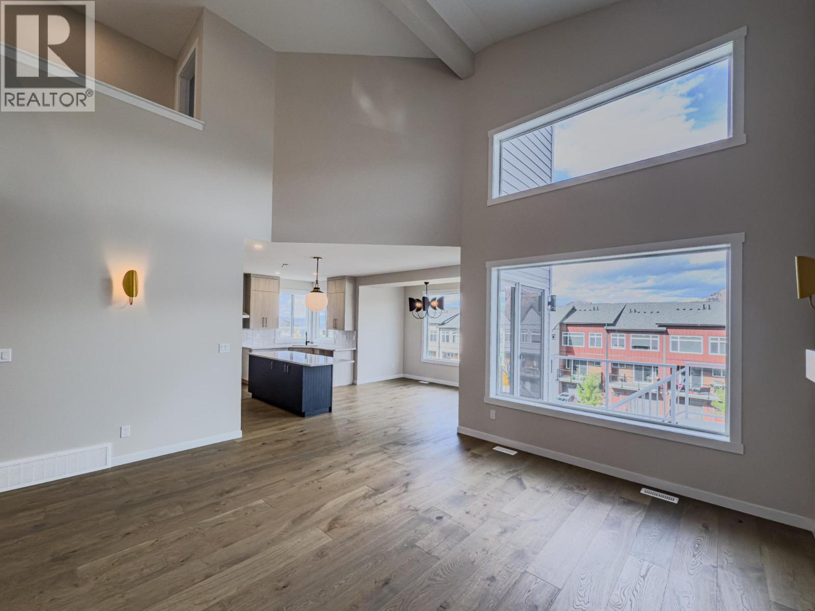 Photo 4 of 1571 Emerald Drive, Kamloops BC