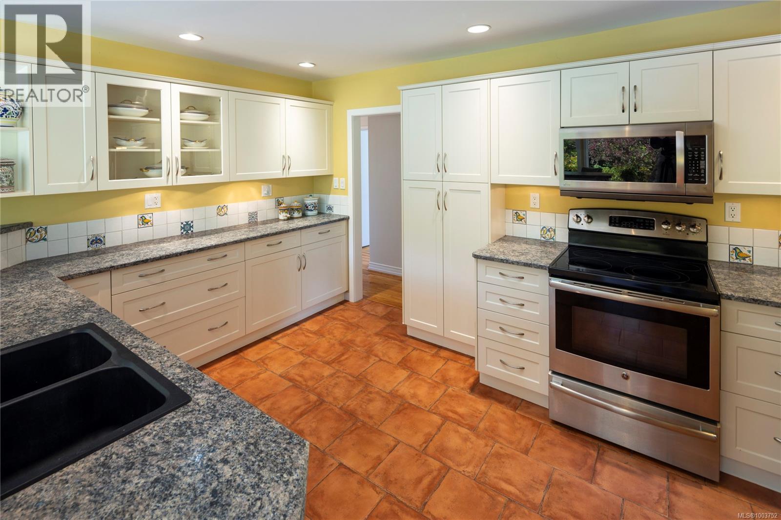 Photo 16 of 2070 Mcneill Ave, Oak Bay BC