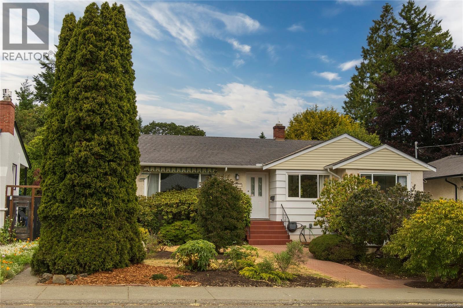 Photo 1 of 2070 Mcneill Ave, Oak Bay BC