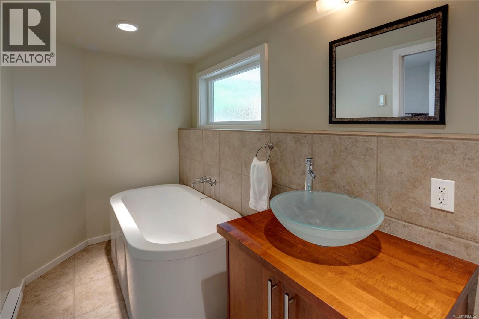 Photo 32 of 2070 Mcneill Ave, Oak Bay BC