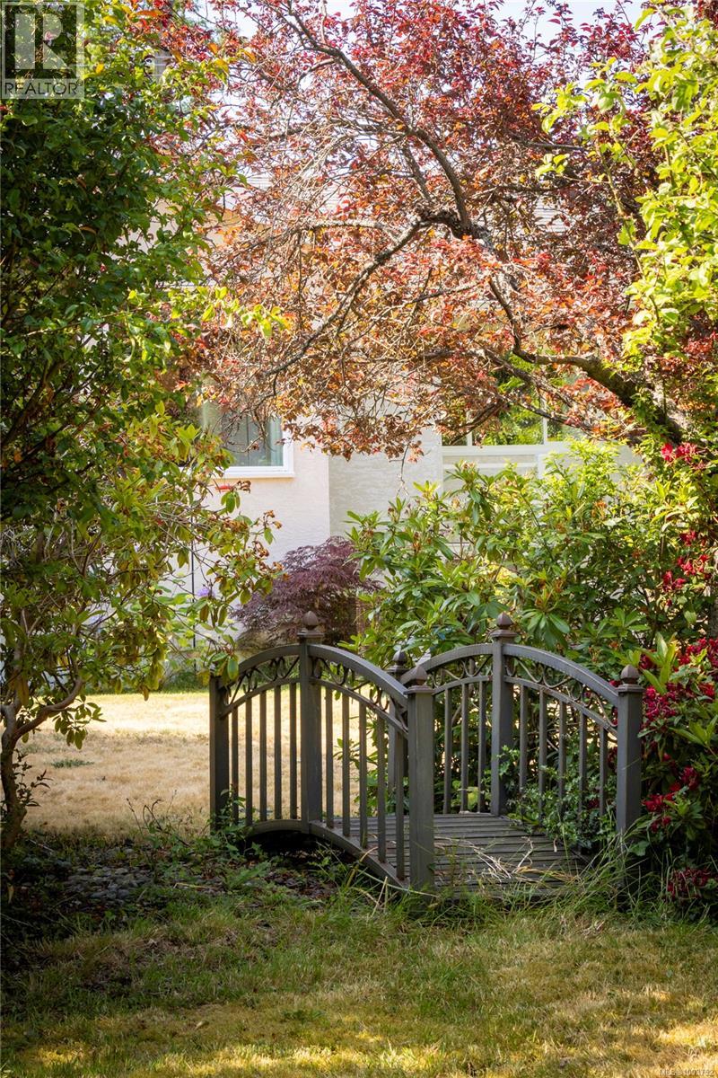 Photo 40 of 2070 Mcneill Ave, Oak Bay BC
