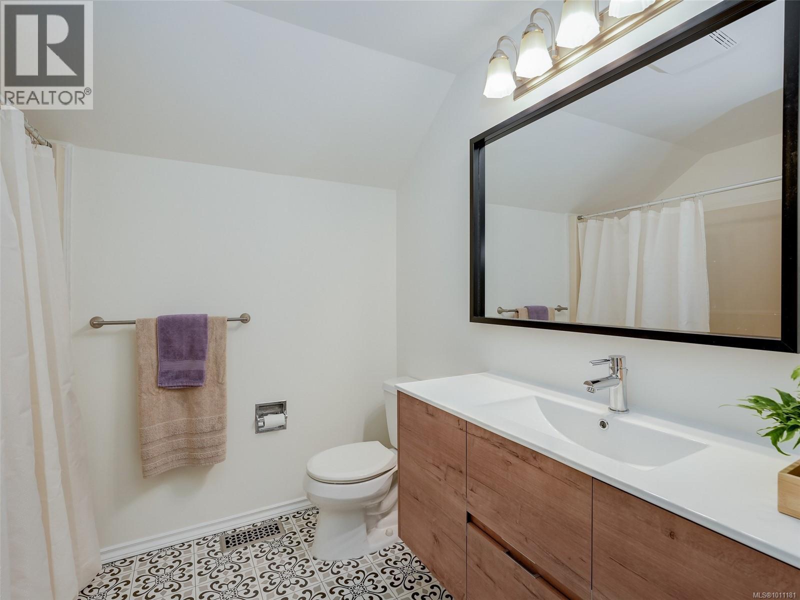 Photo 10 of 1844 Kings Rd, Saanich BC