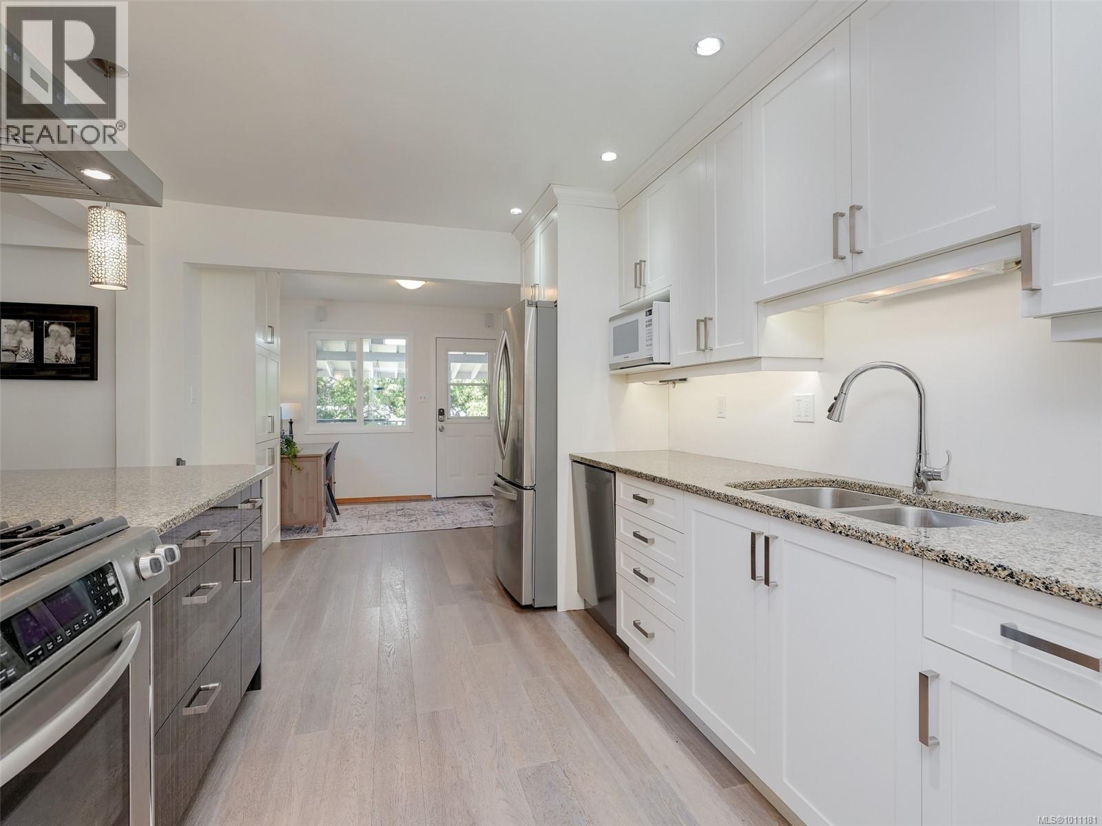 Photo 3 of 1844 Kings Rd, Saanich BC